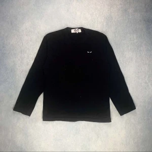 Comme des Garçons - Säljer denna asfeta cdg tröjan! Aldrig använd i storlek L. Liten i storleken dock!! Skitsnygg och passar till det mesta😍
