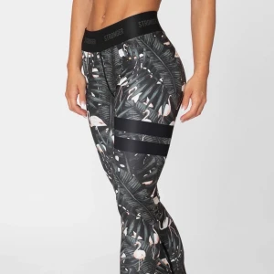 Stronger Aruba Tights/leggings - Sprillans nya, säljer för att dem är för små för mig. Super fina och skönt material!🥰 original priset är 799 kr