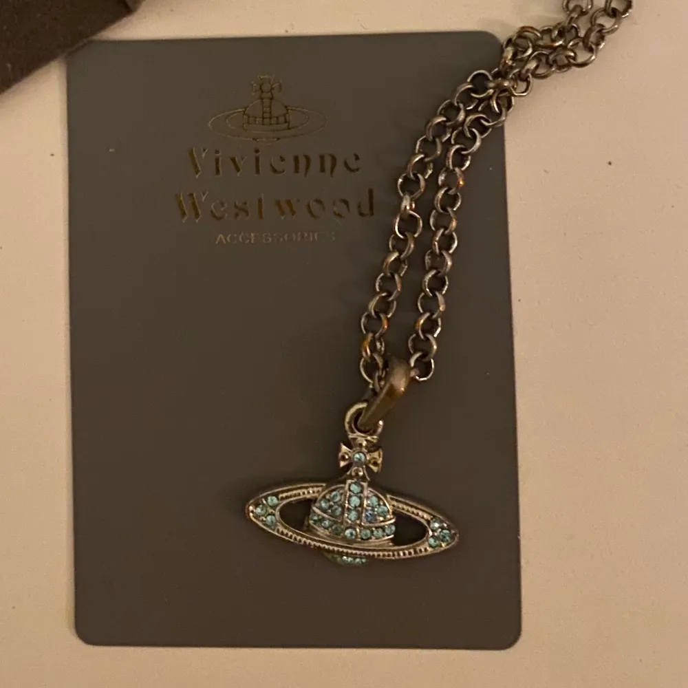 Säljer min fina Vivienne Westwood orb halsband med blåa strass. Kedjan har dock rostat lite annars i fint skick!!💜Pris kan dsikuteras,  frakt inkluderad🦋 SÅLD!. Accessoarer.