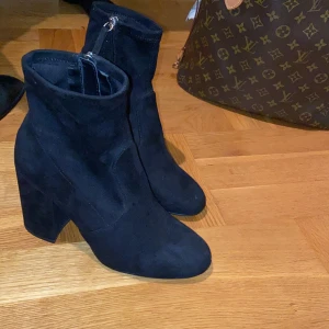 Svarta klackaskor ifrån Steve Madden - Skor från Steve madden i storlek 38. Använda 3-4 gånger. Ord. Pris: 1 230kr (köparen står för frakt)