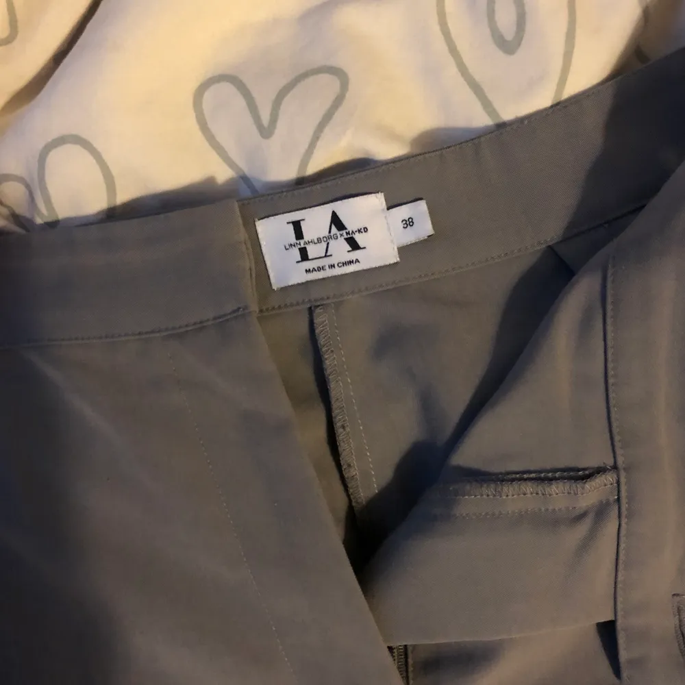 Säljer Linn Ahlborg x nakd kostymbyxorna med pressväck från kostym settet som är slutsålda. Sparsamt använda💕💕+frakt. Jeans & Byxor.