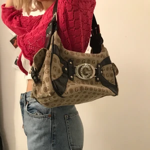 vintage väska - Jag säljer min fina älsklings väska från Humana då jag har knappt med pengar. Väskan är i superfint skick! Budgivning sker i kommentarerna:)