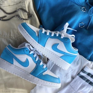Jordan Low 1 - (Första bilden är lånad av tjejen som målade skorna) Jordan Low 1 i blå färg. Storlek 36,5. Super bra skick! Endast testade, försmå och av detta själ säljes. Vid fler intresserade blir det budgivning!! 🦋🦋 pris kan diskuteras