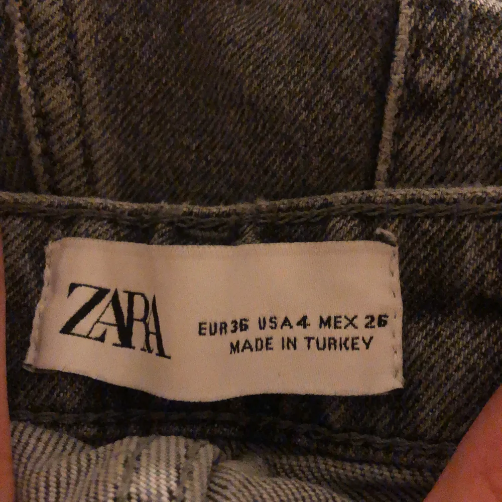 Säljer dessa super snygga gråa jeans från zara! Jag som brukar ha storlek 34 passar de super bra på men passar även 32-36 men desto större storlek du brukar ha desto mindre blir de!🖤. Jeans & Byxor.