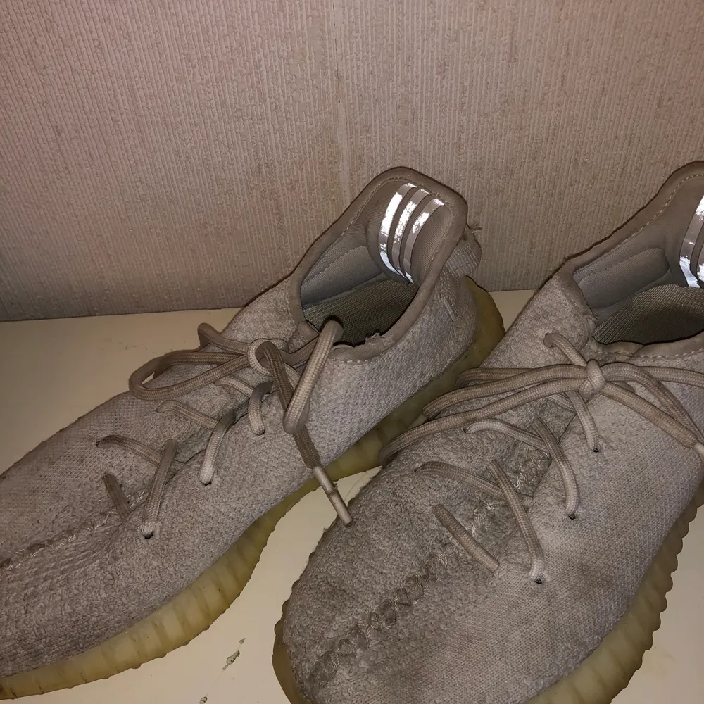 Shoesize 41, comfy real White Yeezys. Will get washed before sales. Good condition, washer friendly. Skor.