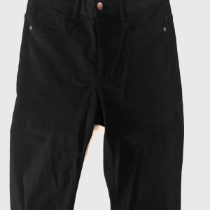 Jeans - Jeans från ginatricot i modellen molly petite, storlek M. Perfekt längd på mig som är 160-165 cm lång. ALDRIG använda! + frakt