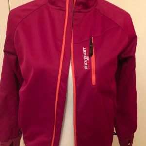 Everest jacka 146/152 - Jacka till ungdom/flicka i fin färg.  Använd en gång så i nyskick! Jättebra jacka att ha under skaljacka eller vid skidåkning/löpning. Kallas softshell. 