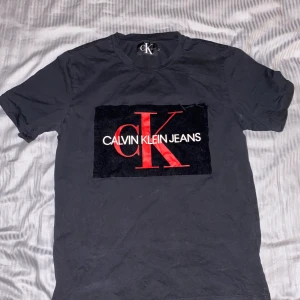 Calvin Klein Jeans T-shirt M - Köptes för ca 7 månader sedan och säljes för att den är för liten. Bra skick och passar true to size.            Köptes för: 499