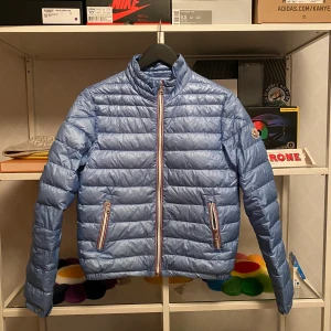 Moncler Daniel Baby Blå - Storlek 14 år - sitter som XS. 8.5/10 skick