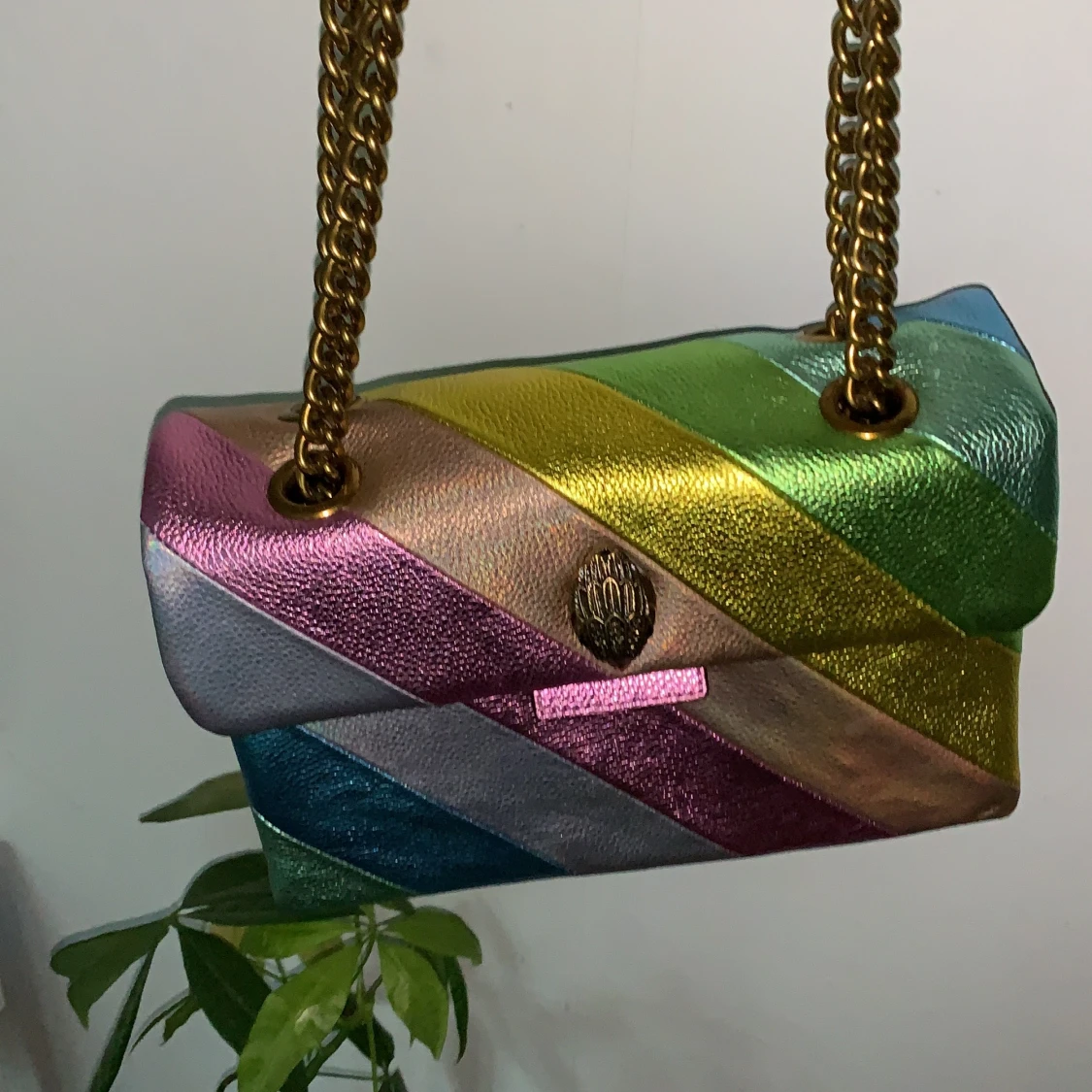 Säljer nu min väska från Kurt Geiger. Endast använd tre gånger. Säljer vid rimligt pris. Köpt för 2400kr - 90