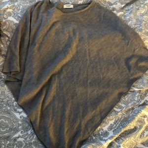 Grå poncho <3 - Grå poncho i storlek XS från märket  jacqueline de yong. Köpt för 300 kr. Som ny! 🥰