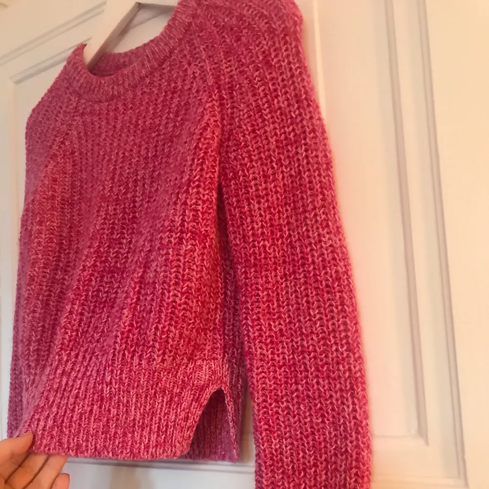 Arket Strl XS – stickad rosa tröja I fint skick. Material: 64% ull, 20% bomull, 16% polyamid.. Stickat.