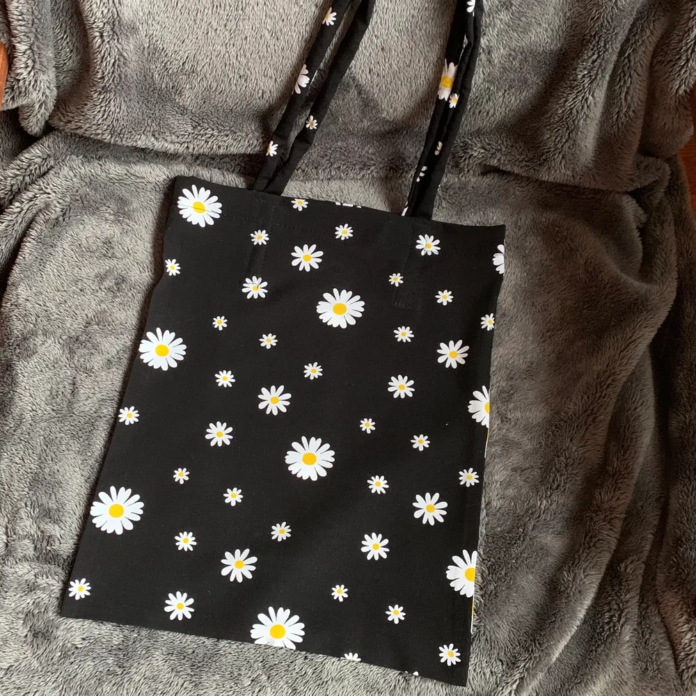 en daisy blommor totebag som jag syr själv, bomull, väldigt mjuk, 95kr inklusive frakt, en perfekt julklapp 🎄. Väskor.