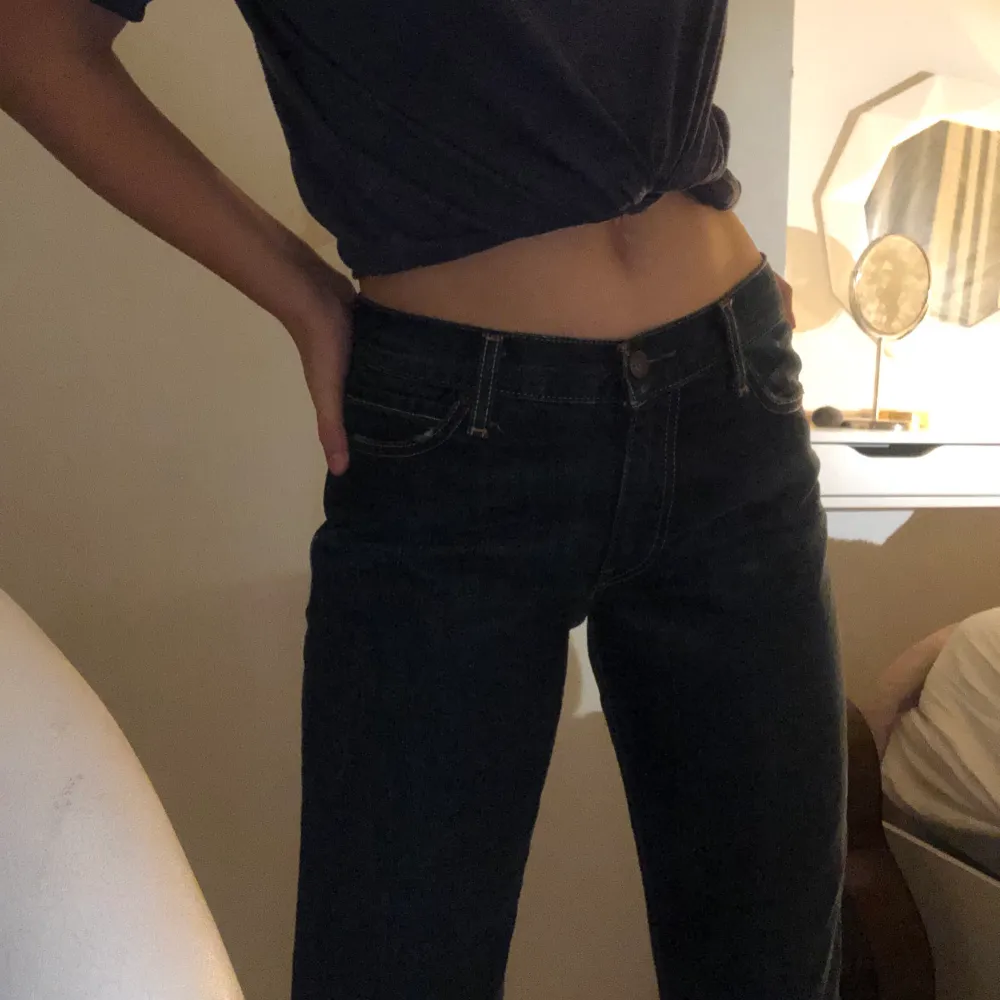 Säljer mina favorit Levis jeans köpta här på Plick för 700 kr jeansen är köpta för en månad sen och är jätte snygga men tyvärr lite för långa för mig som är 160 cm lång buda från 150 i kommentarerna dom är storlek 29/32 och passar best som s/xs men funkar också på M. Jeans & Byxor.