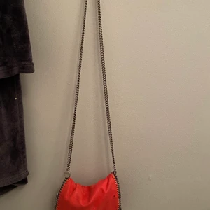 Stella McCartney  - Säljer min äkta Stella McCartney väska som jag använd ett par gånger. Hör av dig vid fler frågor!❤️