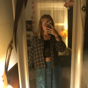 Skjorta  - Lite kortare rutig skjorta, fett snygg inga skråmor med volang längst ner på ärmarna 