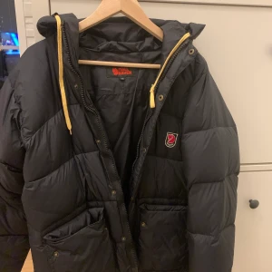 Fjällräven jacka - Den är i helt ny skick och är oanvänd typ har bara använt den 1 gång. Man kan köpa den direkt 4000 fast start bud börjar på 2500 💕. Det är storlek xs men är lite oversized. Är inte säker på hur mycket frakten är men tror den väger 2 kg💕 pris kan diskuteras.