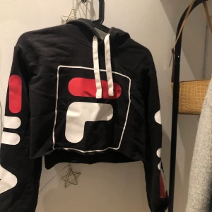 Fila . St XS, passar s - Croppad hoodie från fila, står fila på bägge armarna och har en luva. 
