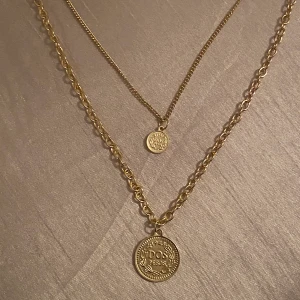 Guldigt Halsband - Säljer mitt guldiga halsband från Ur & Penn som är använt 1 gång, mycket fint skick och bra längd! Vid intresse eller fler bilder, skriv till mig!✨🌺