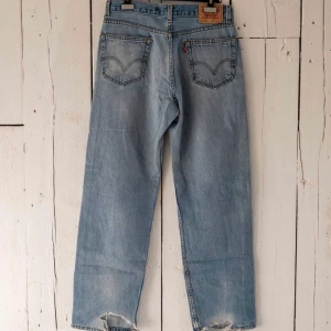 Levis vintage 550 - Straigt fit på jeansen. Modellen är 188 cm lång. Jeansen säljs via ett uf företag och det är först till kvarn med fast pris på 400 kr. Frakt kostar 63 alternativt gratis alternativ att hämta upp dem.