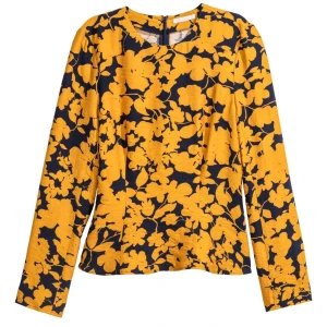 BLOMMIG BLUS - Nyskick, använd en gång. Storlek 38. Blommig blus från HM:s äldre höstkollektion. Kan skickas mot fraktkostnad. Fler bilder kan ordnas. 