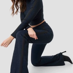 Linn Ahlborg X NA-KD  - Linn Ahlborgs nyårskollektion hon hade med NAKD. Använda en gång endast. Skitsnygga och det är tråkigt att jag ej får användning för dom. Snygg söm i fram, kostymbyxestuk fast glittriga. Jätte festiga