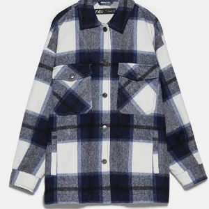 Rutig jacka zara - Säljer min populära rutiga jacka från zara, använd 2/3 gånger och är i fint skick! Nypris ca 500kr, frakt ingår i priset! Hör av dig om du har några frågor