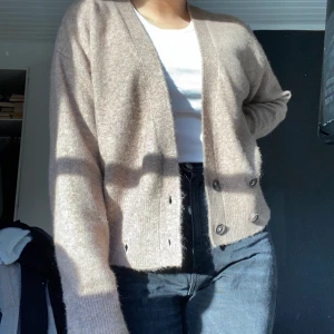 Brun kofta  - Brun trendig kofta från zara, använt en fåtal gånger och väldigt bra skick. Storlek L men sitter fint på s-l. 🤎