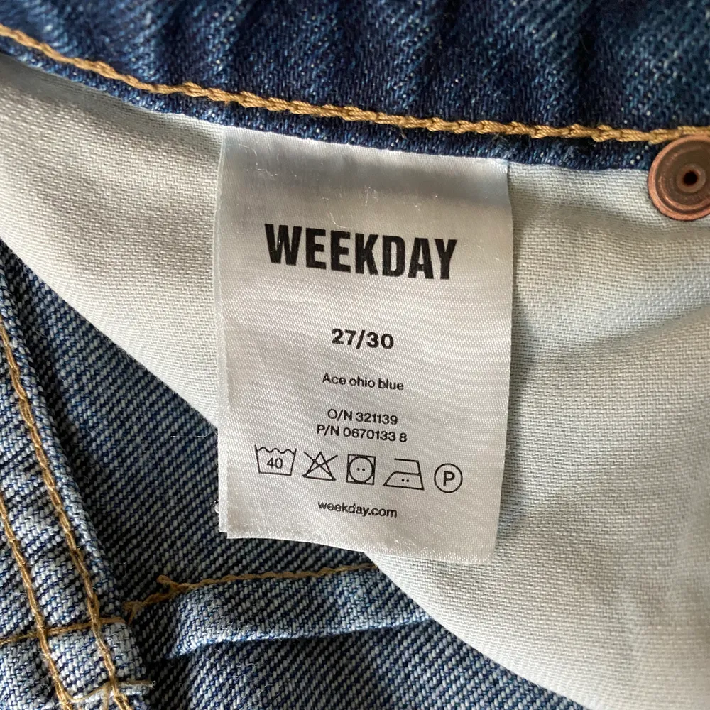 Säljer mina weekday ACE jeans i storlek 27/30 (motsvarar troligen strl. 36). De är i användt men gott skick. Ser inget att anmärka på. Möjligen något uttänjda i midjan men bör krympa/ stramas år i tvätten (som jeans gör). Nypris var mig veterligen 500 kr. Jag är 165 cm men har relativt långa ben (som referens). Vid snabbt köp går det att pruta!    Är även öppen för byte! . Jeans & Byxor.