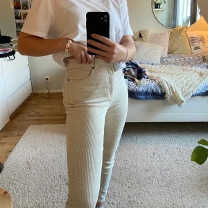 Manchester byxor - Säljer dessa Manchester byxor från monki😊