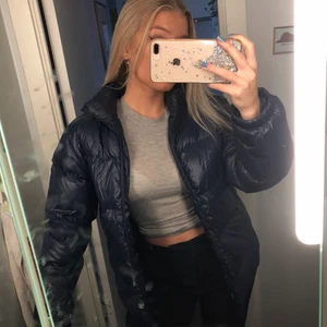 Mörkblå glansig vinterjacka😍 - Den perfekta vinterjackan - varm, snygg & skön. Färgen syns aningen dåligt på bild 1 och är som bild 2 i verkligeheten, en superfin marinblå nyans😍 Jackan är använd ett fåtal gånger och så gott som nyskick🙌🏼💓