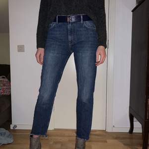 Säljer ett par snygga jeans från BikBok. På bilden ser ni mig som är 182 cm lång, därför blir byxorna lite korta. Men dem är i normal längd! 
