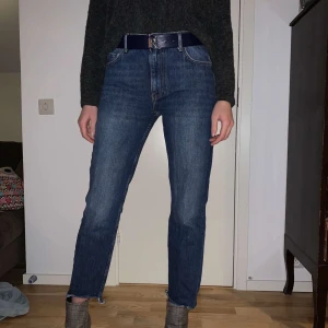 Jeans - Säljer ett par snygga jeans från BikBok. På bilden ser ni mig som är 182 cm lång, därför blir byxorna lite korta. Men dem är i normal längd! 