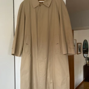 Burberry trenchcoat  - Vintage Burberry trenchcoat i mycket bra skick! Storlek L. Avtagbart innerfoder medföljer som gör att jackan fungerar som vinterjacka såväl som vårjacka.