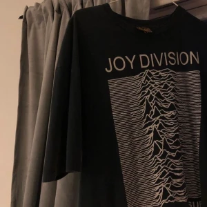 Mörkgrå T-shirt från Urban outfiters  - T shirt är använd 1 gång och drf i otroligt bra skick. Köpt i london för ca ett år sedan nypris låg på ca 400kr svenska kronor. Strl s men lite oversize 