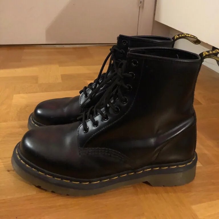 Nya Dr. Martens The Original storlek 40 i topp skick! Endast testade!                           Frakt tillkommer📦. Skor.