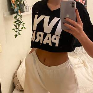 Tröja köpt för några år den från Beyonces egna märke ”IVY PARK”. Finns inte kvar någonstans vad jag kan hitta. Den är jätteskönt och inte så använt!🖤