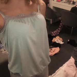 Linne - säljer detta superfina linne som min mamma köpt i thailand. den är lite urtvättad men funkar endå 😜 storleken är L men funkar på mig som är S/M. köparen står för frakt och skriv privat vid fler frågor✨  