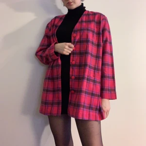 Kavaj retro  - Retrokavaj i rutigt mönster med cerise och blått. Förmodas vara hemsydd. I lätt bomullstyg. 