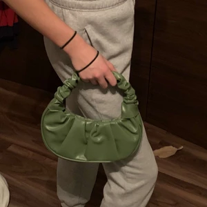 Grön väska - Säljer min gröna väska, aldrig använd ❤️ 100kr, möts upp i Malmö eller så betalar du frakt