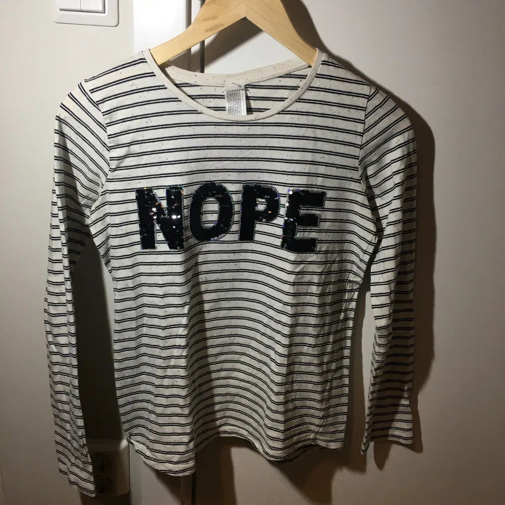 Is a white t-shirt with black lines. I have only used it a few times. Paidat.