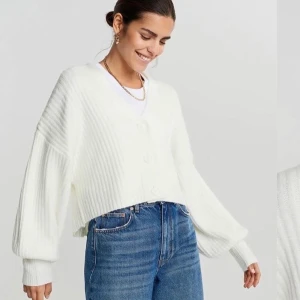 Vit kofta  - Helt ny vit kofta från Ginatricot med prislapp kvar. 