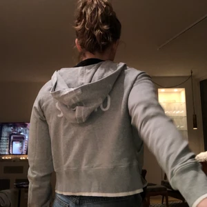 Nike kofta!  - Fetttttt cool croppad NIKE kofta med dragkedja och vita detaljer. På ryggen är det en stor luva som det står studio under. Om du har några frågor eller så är det vara att skriva <3 :)