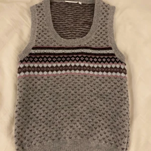  Stickad West  -  En super söt och varm west som har aldrig används 