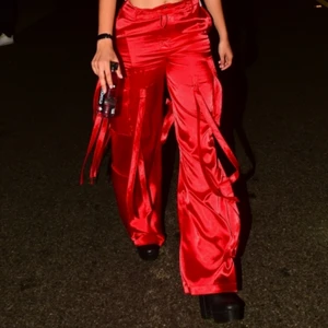 Röda octopus pants - illustrated people  - Så balla byxor som ej existerar längre då hemsidan inte finns längre?? 🙄 Dom är I super bra skicka använda ca 3-4 gånger. Storlek xs/s. Nypris ca 1800kr. Bud från 600kr ❤️ frakt tillkommer på 63kr 