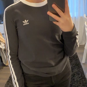 Adidas tröja, strl 34 - En jätte fin svarta adidas tröja i storlek 34. Passar en tonåring. Använd ett par få gånger och är i väldigt fint skick, som ny
