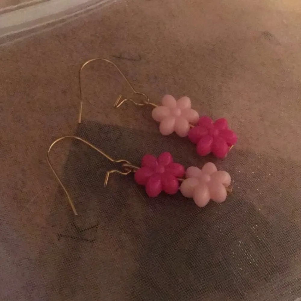 Handgjorda örhängen, nickelfria krokar och plast pärlor✨ kolla min instagram @SmallTingzJewelry 🦋💞 frakt 11kr. Accessoarer.