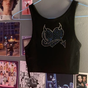 Linne  - Jättefint linne med lite y2k vibe, har tyvärr inte kommit till användning därav säljs den. Storlek xs köpt för 240kr. Bud 220kr budgivningen avslutas söndag 20:00