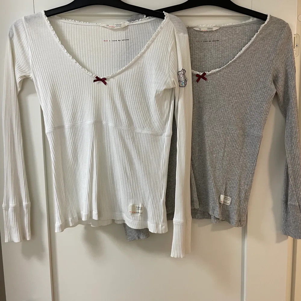 Två odd Molly tröjor i vitt och grått. 1 tröja för 50 kronor och båda för 80 kronor. . Tröjor & Koftor.
