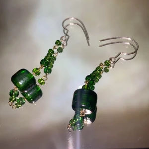 Örhängen - Ett par handgjorda örhängen med gröna glaspärlor✨ kroken är av silvertråd, och frakten ingår i priset❣️                                                                                —————————————————————                                                                                  Kika gärna in på min profil, säljer en massa olika handgjorda smycken💃🏼 perfekt till dig själv eller i present till någon❣️✨